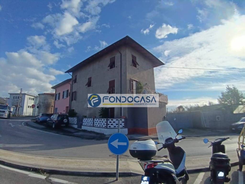 casa semindipendente in vendita a Carrara in zona Avenza