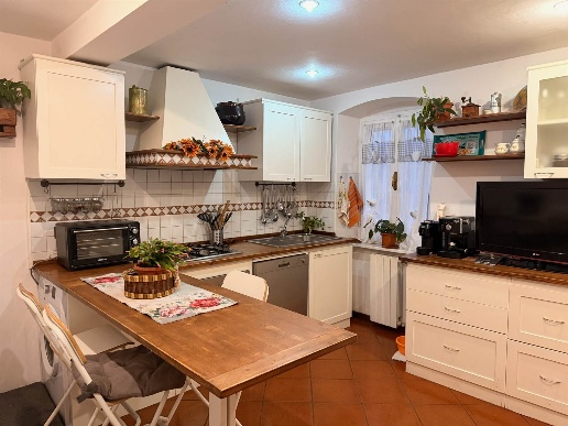 casa indipendente in vendita a Carrara in zona Avenza