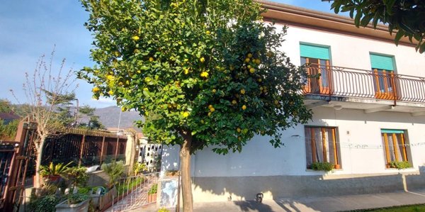 casa indipendente in vendita a Carrara in zona Avenza