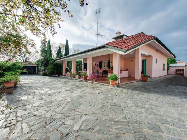 casa indipendente in vendita a Carrara in zona Avenza