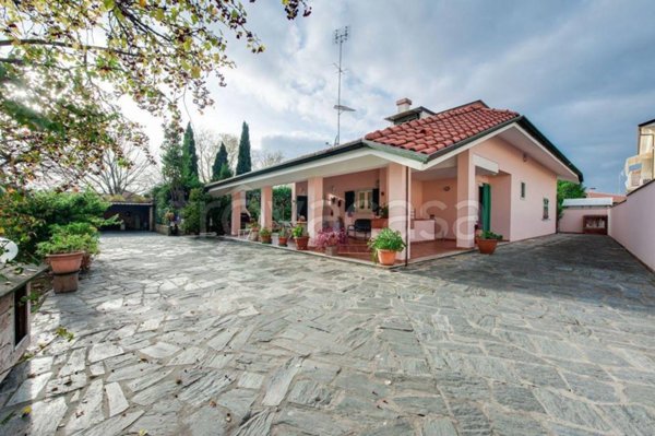 casa indipendente in vendita a Carrara in zona Avenza