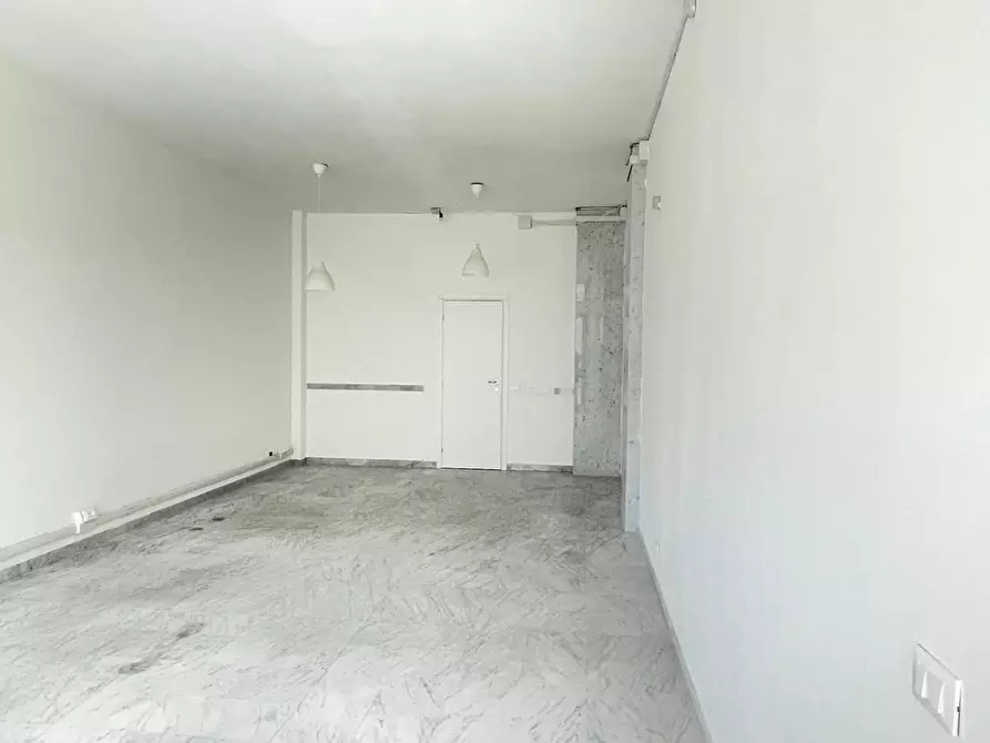 locale commerciale in vendita a Carrara in zona Avenza