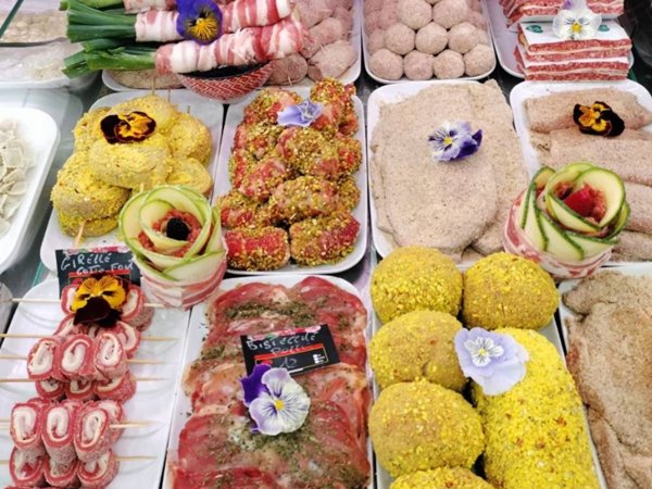 negozio in vendita a Carrara in zona Centro Città