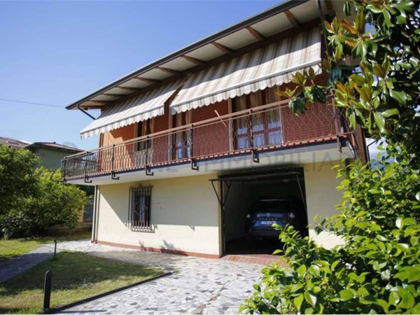 casa indipendente in vendita a Carrara in zona Avenza