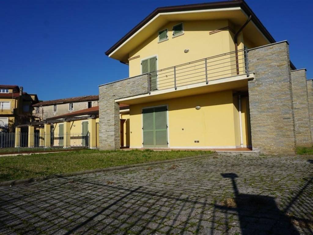 casa indipendente in vendita a Carrara in zona Avenza