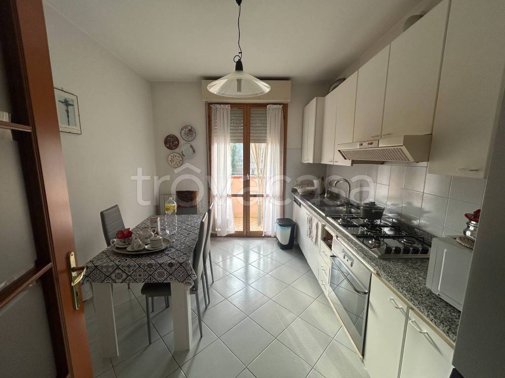 appartamento in vendita a Carrara in zona Bonascola