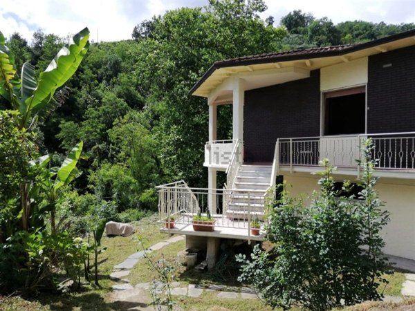 casa indipendente in vendita a Carrara