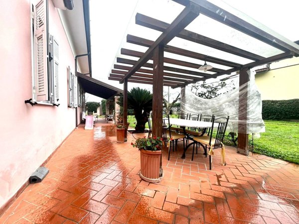 casa indipendente in vendita a Carrara in zona Avenza