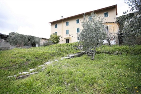 casa indipendente in vendita a Carrara