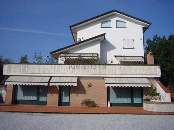 casa indipendente in vendita a Carrara