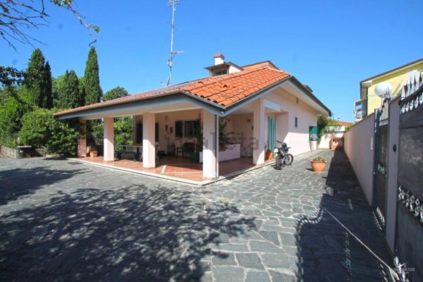 casa indipendente in vendita a Carrara in zona Marina di Carrara