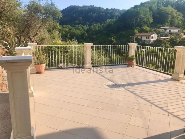 casa indipendente in vendita a Carrara in zona Centro Città