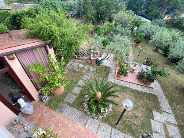 casa indipendente in vendita a Carrara