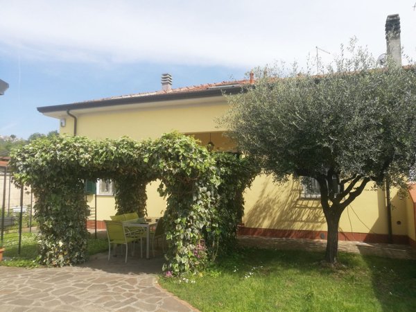 casa indipendente in vendita a Carrara in zona Fossone