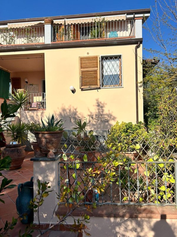 casa indipendente in vendita a Carrara in zona Monteverde