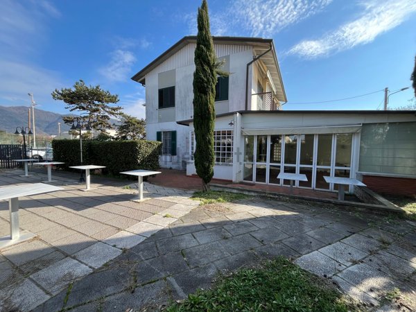 casa indipendente in vendita a Carrara