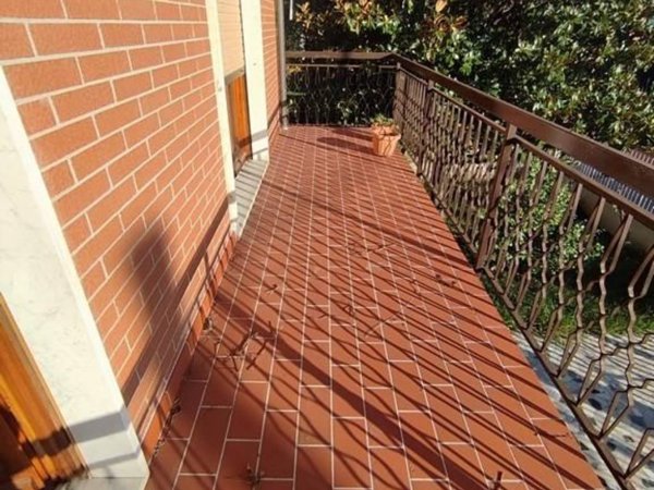 casa indipendente in vendita a Carrara in zona Avenza