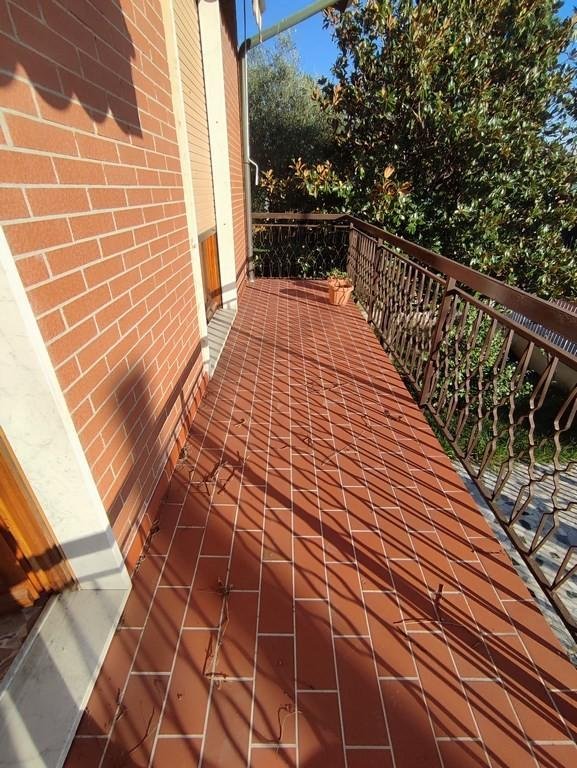 casa indipendente in vendita a Carrara in zona Avenza