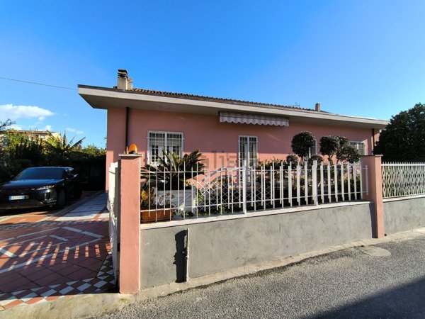 casa indipendente in vendita a Carrara in zona Avenza