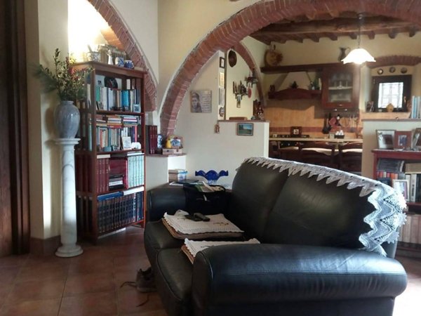 casa indipendente in vendita a Carrara in zona Fossola