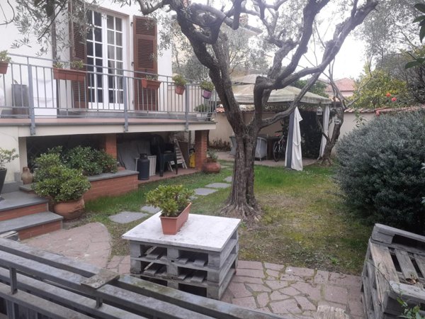 casa indipendente in vendita a Carrara in zona Marina di Carrara