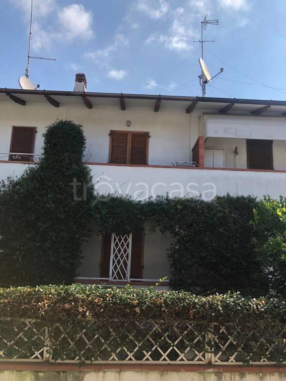 casa indipendente in vendita a Carrara in zona Avenza