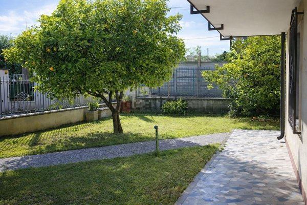 casa indipendente in vendita a Carrara in zona Avenza