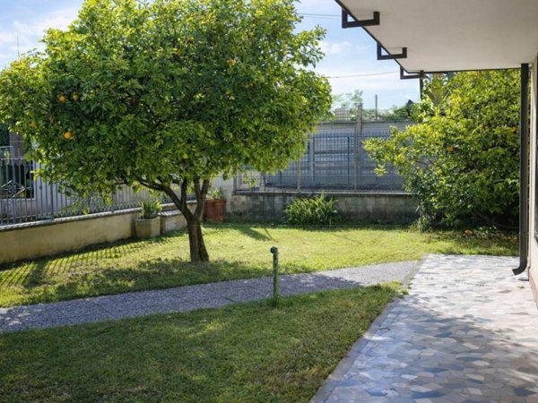 casa indipendente in vendita a Carrara