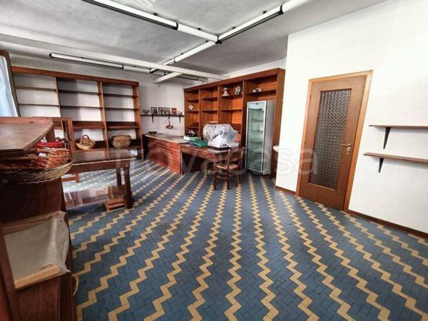 negozio in vendita a Carrara in zona Marina di Carrara