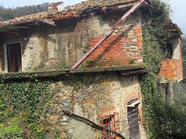 casa indipendente in vendita a Carrara