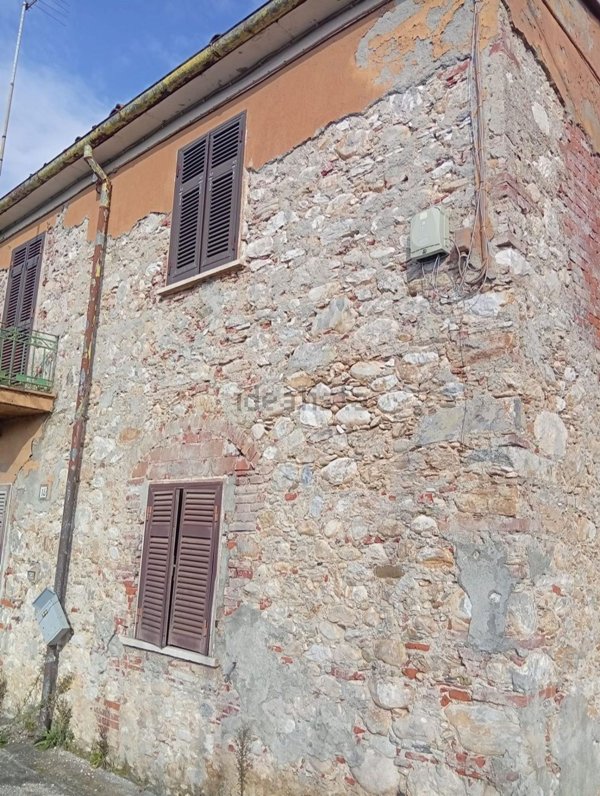 casa semindipendente in vendita a Carrara in zona Avenza