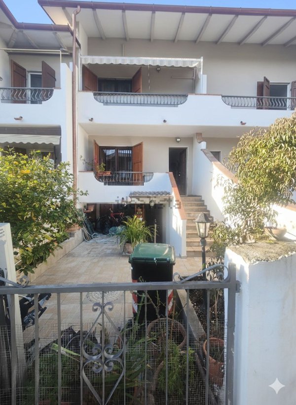 casa indipendente in vendita a Carrara in zona Avenza