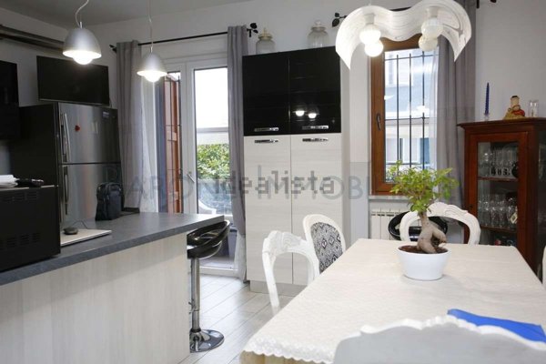 casa indipendente in vendita a Carrara in zona Avenza