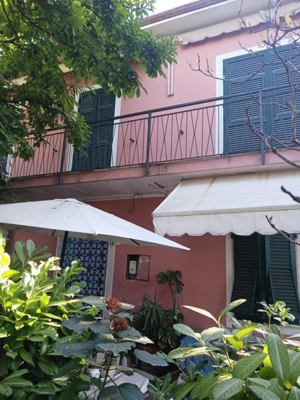 casa indipendente in vendita a Carrara in zona Marasio