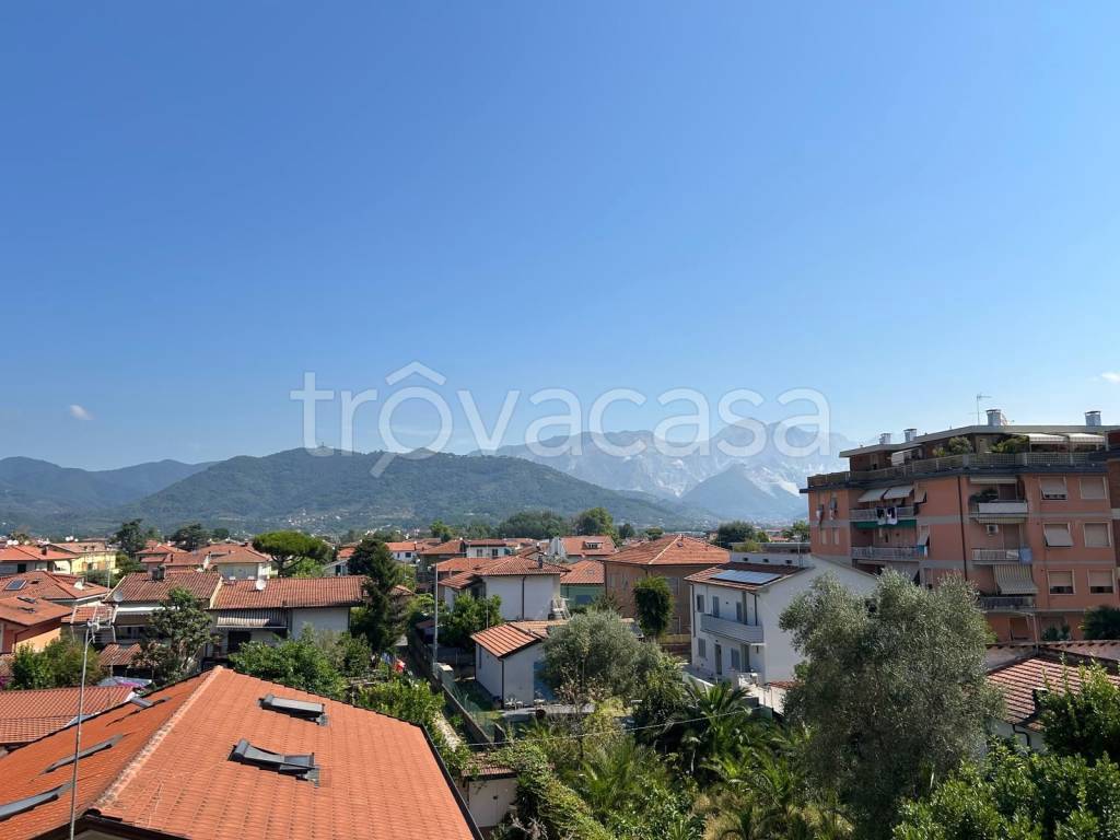 appartamento in vendita a Carrara in zona Marina di Carrara