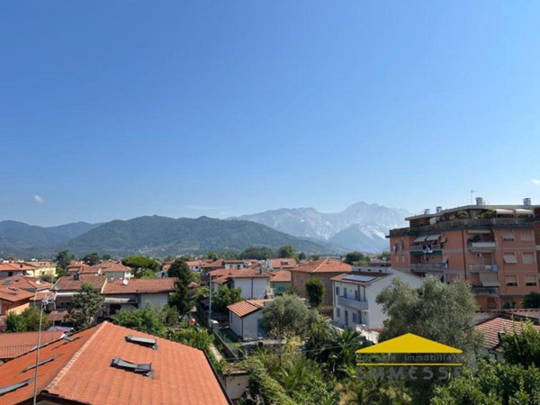 appartamento in vendita a Carrara in zona Centro Città