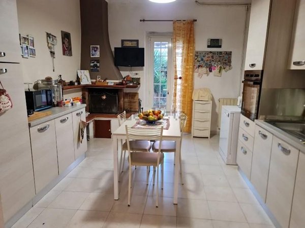 casa indipendente in vendita a Carrara in zona Marina di Carrara