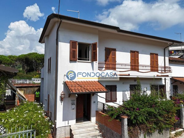 casa indipendente in vendita a Carrara in zona Bonascola