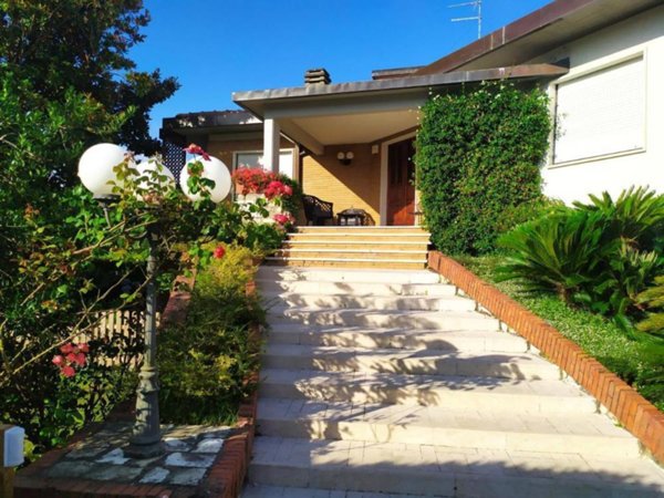 casa indipendente in vendita a Carrara in zona Marina di Carrara