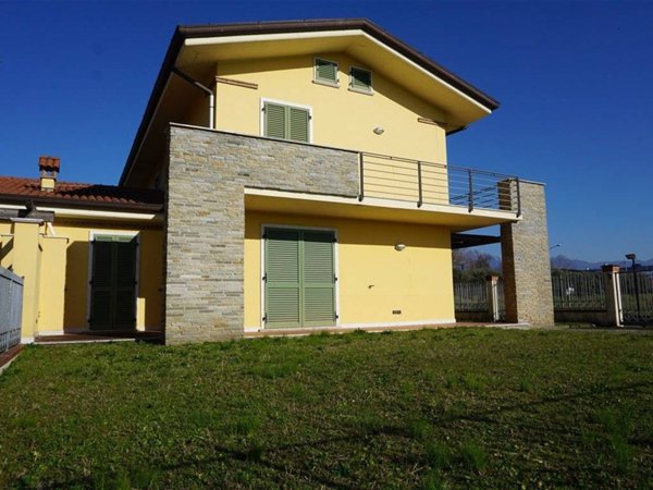 casa indipendente in vendita a Carrara in zona Avenza