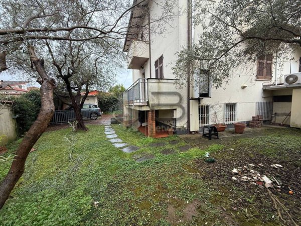 casa indipendente in vendita a Carrara in zona Avenza