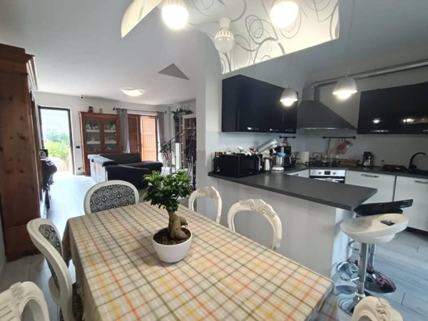 casa indipendente in vendita a Carrara in zona Avenza