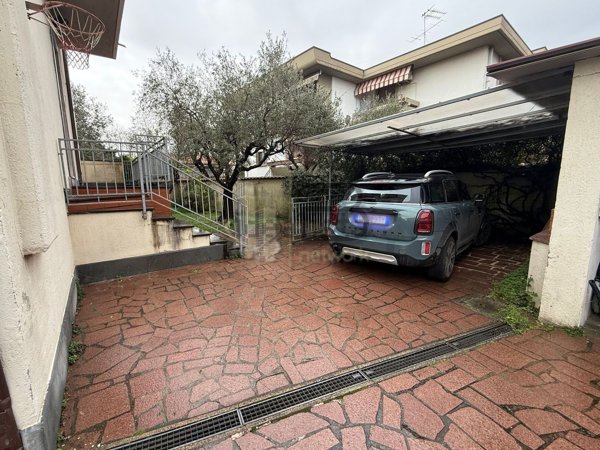 casa indipendente in vendita a Carrara in zona Marina di Carrara