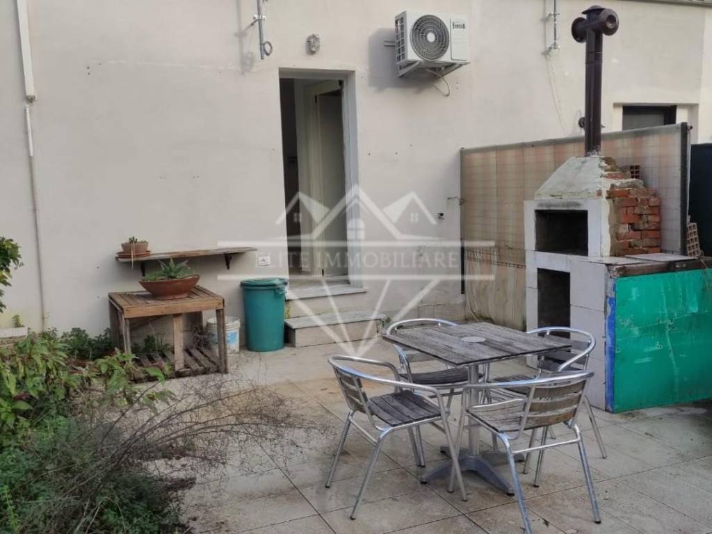 locale commerciale in vendita a Carrara in zona Nazzano