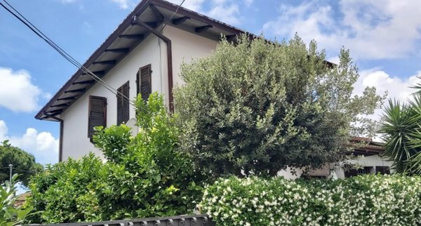 casa indipendente in vendita a Carrara in zona Nazzano