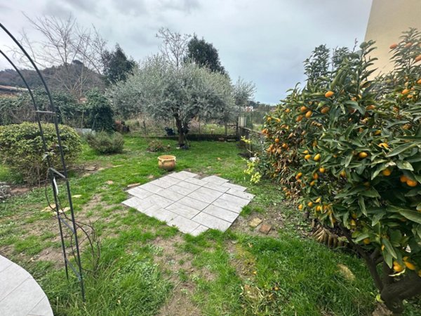 casa indipendente in vendita a Carrara