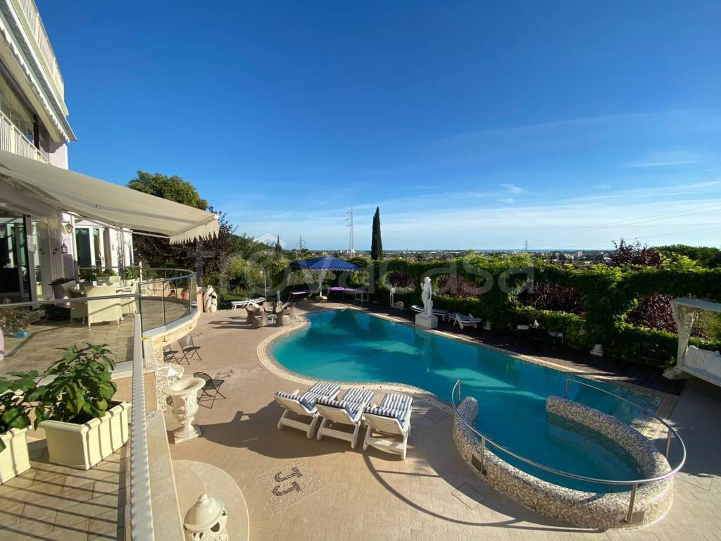 villa in vendita a Carrara