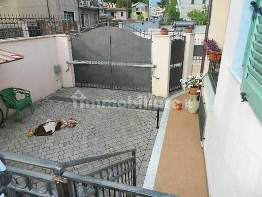 casa indipendente in vendita a Carrara in zona Avenza