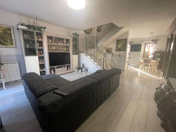 casa indipendente in vendita a Carrara in zona Avenza