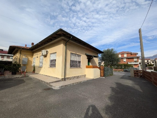 casa indipendente in vendita a Carrara in zona Marina di Carrara